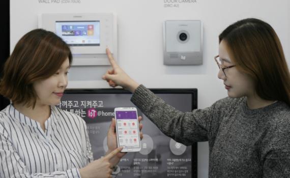 ▲LG유플러스 직원들이 자사 홈 사물인터넷(IoT) 서비스를 시연해보고 있다.