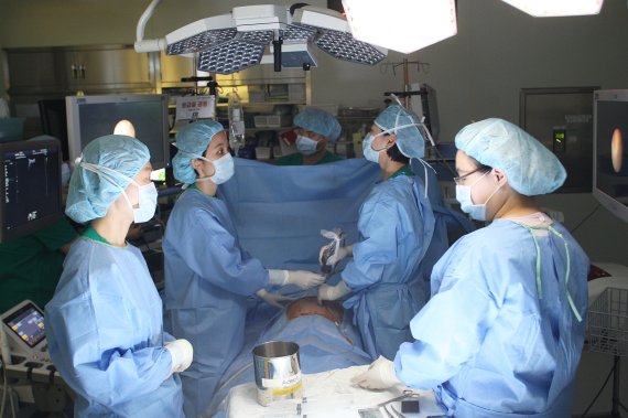 서울아산병원 산부인과 원혜성 교수(오른쪽 두번째)가 태아내시경을 이용해 레이저치료를 하고 있다.