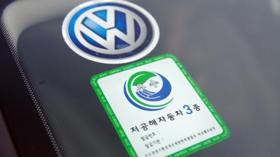 ▲ 폭스바겐 골프 TDI 블루모션 차량에 부착된 저공해자동차3종 인증 스티커
