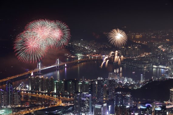 올해 11회째를 맞는 부산불꽃축제가 23~24일 광안리해수욕장에서 화려한 막을 올린다.<div id='ad_body3' class='mbad_bottom' ></div> 지난해 불꽃축제 모습.