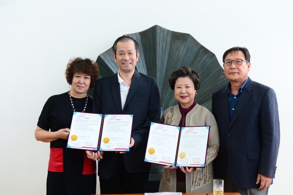 대구보건대가 중국에 치과기공기술을 전수했다. 양건위 위가화치과기재회사 대표 내외가 14일 대구시 북구 영송로 대구보건대 총장실에서 연수협약을 체결하고 남성희 총장, 치기공과 이화식 교수(왼쪽부터)와 기념촬영하고 있다.