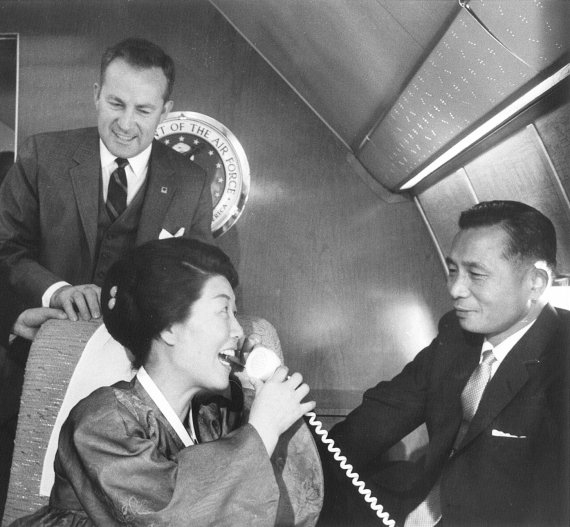1965년 미국 방문 전용기에서 위성전화로 통화하는 육영수 여사