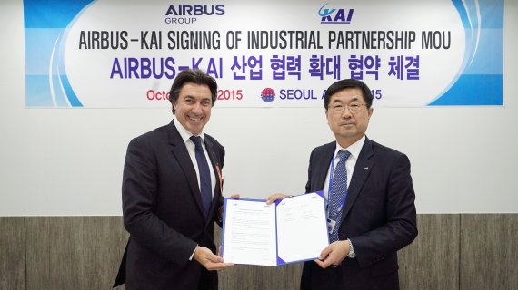 KAI는 20일 에어버스 그룹과 '서울 ADEX 2015'에서 변상봉 KAI 민수사업본부장(오른쪽), 피에르 쟈프레(Pierre Jaffre) 에어버스 그룹 아시아-태평양 지사장 등이 참석한 가운데 양사의 전략적 협력 증진 방안에 대한 양해각서(MOU)를 체결했다고 밝혔다.