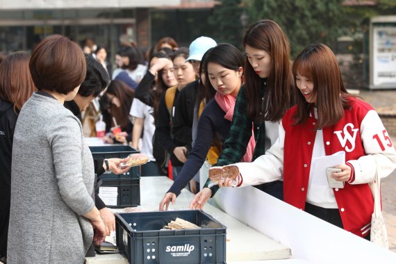 서울여대, "지렁이가 서울여대 학생들에게 간식을 쏜다" 행사 열어