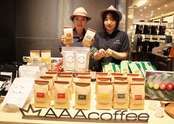 신세계백화점 센텀시티 1층 'AAA COFFEE' 코너 직원들이 국내외 유명한 각종 커피 원두를 선보이고 있다.