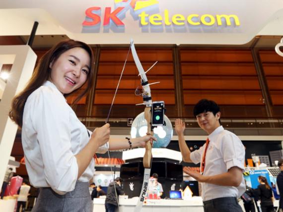 ▲ SK텔레콤 모델들이 IoT 국제전시회 전시 부스를 소개하고 있다.
