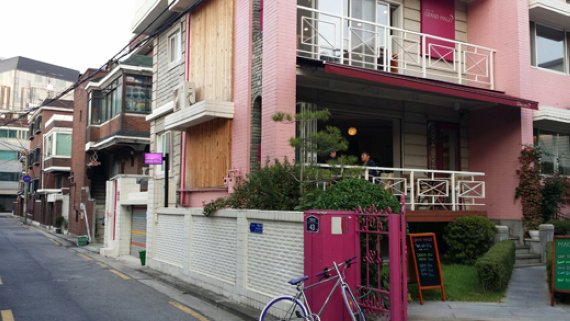 주택과 공장건물만 있던 예전의 모습과 달리 작은 카페와 공방 등이 들어서며 '제2의 연남동'으로 주목받고 있는 성동구 성수동 일대. 1년 새 상가 건물 등에 대한 투자성 매입이 급증하면서 건물 매매가가 3.3㎡ 당 1000만원 이상 오르기도 했다.