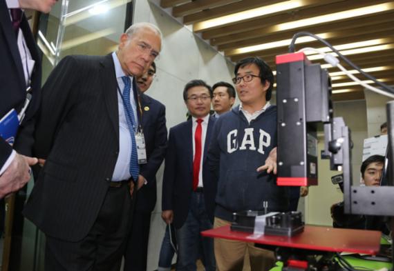 앙헬 구리아 OECD 사무총장(왼쪽 첫번째)이 지난 20일 대전창조경제혁신센터를 찾아 입주업체 씨메스의 3D스캐너 기술을 살펴보고 있다