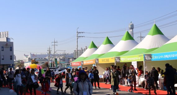 도드람양돈농협이 10월 31일 경기도 이천 도드람테마파크에서 '제 6회 한돈돼지문화축제'를 개최했다. 축제에 참가한 시민들이 다양한 체험 프로그램을 둘러보고 있다.