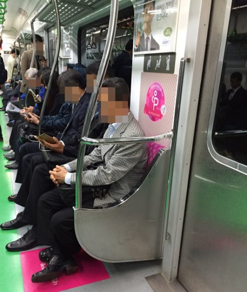 지하철에 마련된 '임산부 배려석'에 한 승객이 앉아있다. 사진=윤지영 기자