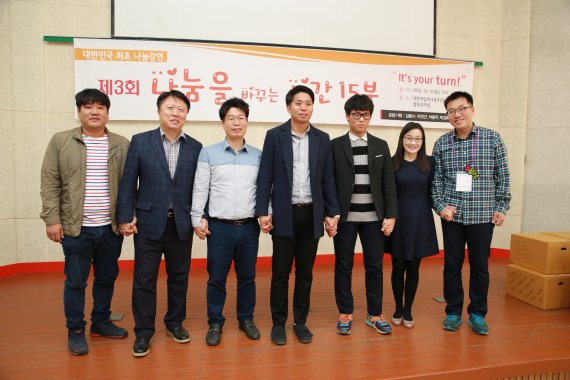 든든한 나눔의 한끼 '나바시 15분'이 광주에서 열려 행복 바이러스로 물들었다. 김용식(오른쪽 첫번째) 한국도로공사 광주전남본부 구례지사 영업과장 등 '나바시 15분' 공동기획자들이 함께 포즈를 취하고 있다.