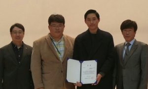 3일 전북대에서 열린 대학 특성화사업(CK) 전국 포럼에서 상명대 임병택씨(오른쪽 두번째)가 최우수상 수상후 기념촬영을 하고 있다.