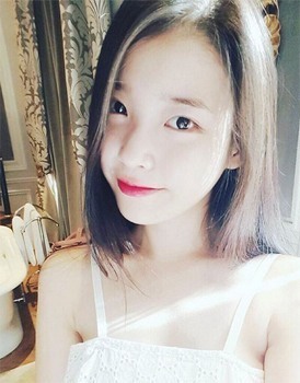 아이유 무단 샘플링 의혹, 아찔한 쇄골+가슴골 드러낸 채 섹시 셀카 ‘청순 외모 눈길’