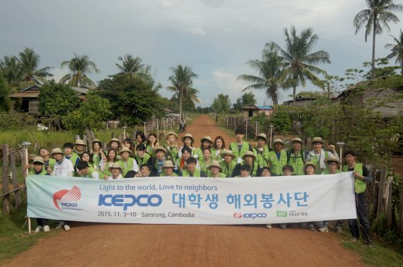 지난 3일부터 10일까지 한국전력공사 캄보디아 봉사활동에 참여한 대학생들이 현지에서 기념촬영을 하고 있다./한전 제공