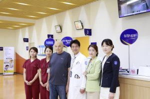 알렉산드르씨(왼쪽 세번째)가 국제성모병원 심장내과 의료진과 기념촬영을 하고 있다.