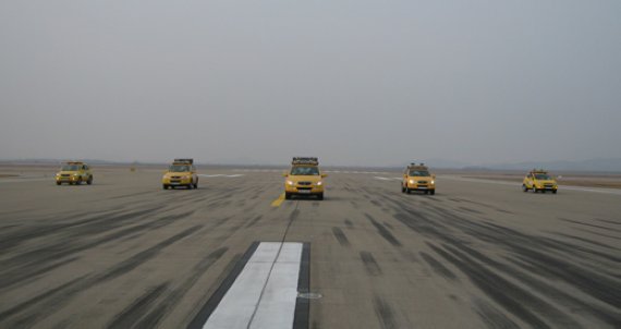 인천공항 에어사이드 운영처 산하 이동지역관리팀의 특수차량들이 활주로 마찰력을 검사하고 있다