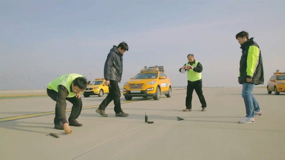 인천공항 에어사이드 운영처 산하 이동지역관리팀이 활주로에 떨어져 있는 이물질을 점검하고 있다
