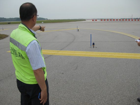 인천공항 에어사이드운영처 산하 계류장 운영팀이 당일 주기장 배정과 항공기 상황을 점검하고 있다.