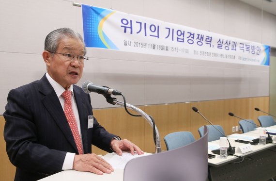 한국경제연구원은 16일 서울 여의도 전경련 컨퍼런스센터에서 '위기의 기업경쟁력, 실상과 극복방안' 세미나를 개최해 권태신 원장이 개회사를 하고 있다.