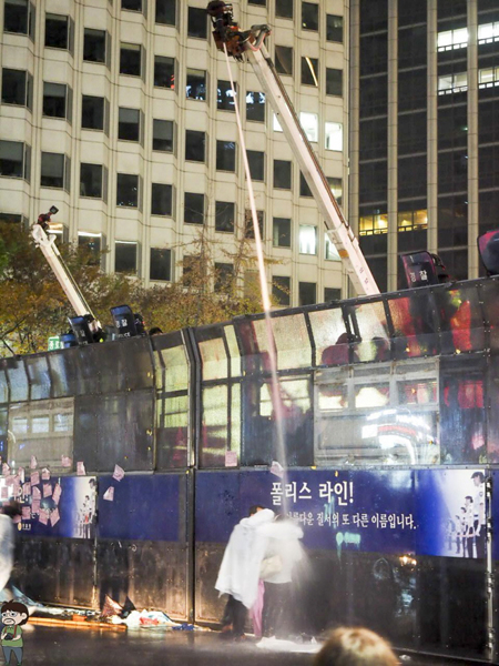 경찰, 차벽 앞 여성에게 머리 위로 물대포 직사 논란