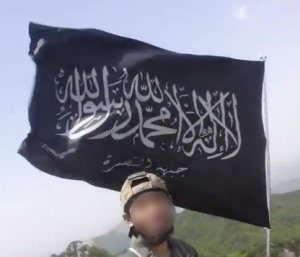 국제테러단체 '알 누스라'를 추종한 혐의로 경찰에 검거된 A씨가 지난 4월 산행 중 '알 누스라' 깃발을 흔들고 있다.