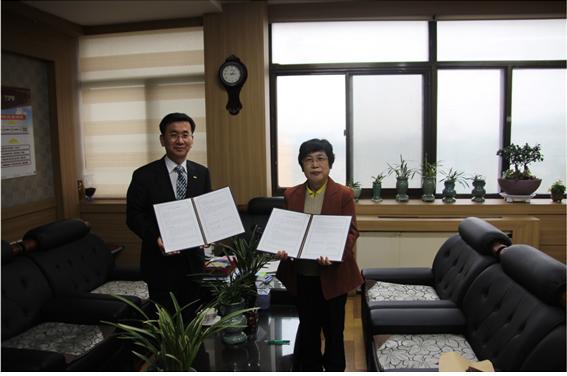 공인회계사회는 최근 인천시 인중로 인천여자상업고등학교에서 인천여상과 산학협력을 위한 양해각서(MOU)를 체결하고 회계·세무 정보처리 능력을 평가하는 AT자격시험에 대한 상호간의 협력을 약속했다. 공인회계사회 검정사업팀 김용하 국장(왼쪽)이 박순자 인천여상 교장과 기념촬영을 하고 있다.