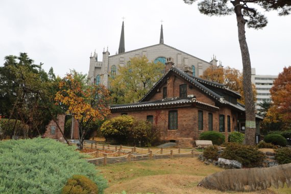 근대문화의 상징인 선교사 주택과 대구제일교회(뒤쪽).