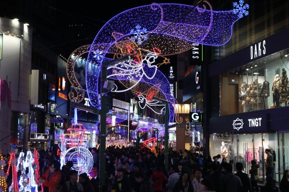 지난해 부산 중구 광복로 일대에서 열린 '제6회 크리스마스 트리문화축제'에서 관광객들이 크리스마스 분위기를 만끽하고 있다.