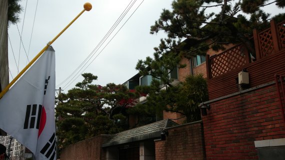 22일 오후 故 김영삼 전 대통령의 자택이 위치한 상도동 주택가에 조기가 내걸려 있다.