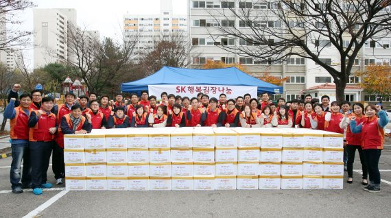 SK케미칼이 겨울을 맞아 행복김장나눔 행사를 개최했다. 지난 20일 경기도 성남시 분당구에 위치한 한솔종합사회복지관에 열린 행복김장나눔 행사에 참여한 임직원들이 기념 촬영을 하고 있다.