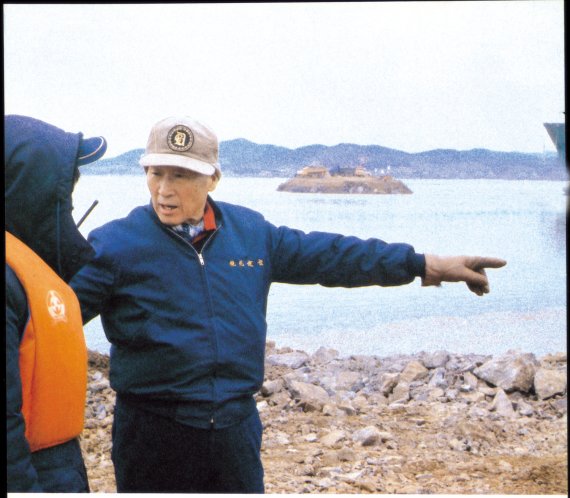 아산 정주영 명예회장이 1984년 바다를 메워 국토의 서쪽 지도를 바꾼 '서산 간척사업' 현장에서 공사를 진두지휘하고 있다.