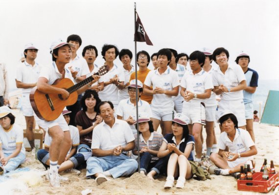 1982년 강릉 경포대 신입사원 하계수련대회에서 직원들과 노래하고 있는 정명예회장.