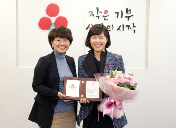 365mc 노원점 채규희 대표원장(오른쪽)이 지난 20일 서울 사회복지공동모금회로부터 아너 소사이어티의 110번째 회원 가입증서를 받은 후 기념촬영을 하고 있다.