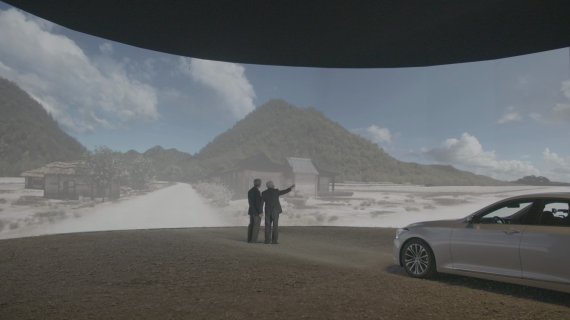 현대자동차그룹은 지난 20일 유튜브(YouTube)를 통해서 공개한 '고잉홈(Going Home)' 캠페인 영상이 일주일 만에 조회수 1000만 건을 돌파했다고 29일 밝혔다. 캠페인 주인공이 아들과 함께 3D 영상으로 구현된 가상의 고향을 보고 있는 모습