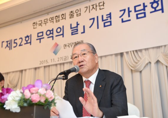 김인호 한국무역협회장이 지난 27일 서울 소공로 롯데호텔에서 '제52회 무역의 날'을 맞아 기자간담회를 열고 수출 부진의 해법과 기업구조조정에 대한 의견을 피력하고 있다.<div id='ad_body3' class='mbad_bottom' ></div>