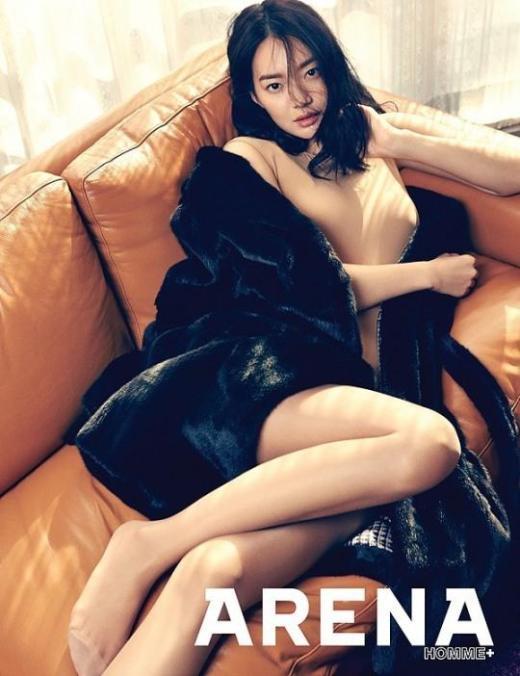 오마이비너스 신민아, 소파에 누워 섹시한 포즈 ‘다 벗은거야?’