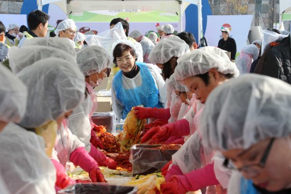 ▲1일 LH 임직원과 경상남도 지역주민 등 1100명이 참여한 '2015 행복나눔 김장한마당'에서 자원봉사자들이 김장김치를 담그고 있다. /사진=LH