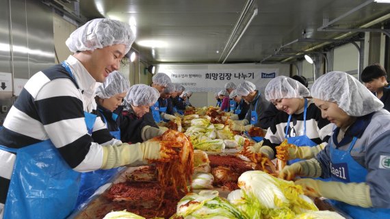 매일유업은 경기도 평택시 진위면 소재의 평택공장에서 '2015 희망김장 나누기' 행사를 열었다. 매일유업 임직원들이 대한적십자사 경기도지사를 통해 복지시설 및 소외계층에 전달할 김장김치를 담고 있다.