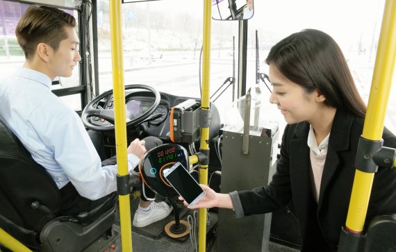 ▲삼성전자 모델이 '삼성 페이 교통카드 서비스'로 버스에 탑승하는 모습