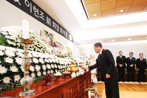 구본무 LG그룹 회장이 8일 서울 대학로 서울대병원 장례식장에 마련된 이헌조 전 LG전자 회장의 빈소에서 조문하고 있다.