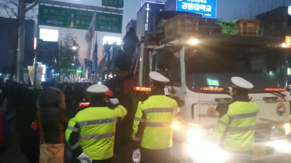 왁자지껄한 문화제 '3차 민중총궐기', 평화롭게 마무리...경찰 