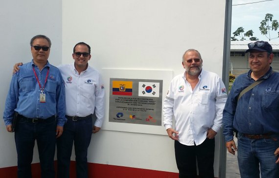 에콰도르 정유공장에서 근무 중인 SK건설 현장 임직원들은 톨리타 섬에 있는 학교에 교육시설을 지어 기부했다. 안승갑 SK건설 부장(왼쪽 첫번째)과 카를로스 파레하 에콰도르 에너지장관(왼쪽 두번째) 등 관계자들이 기념사진을 촬영하고 있다.