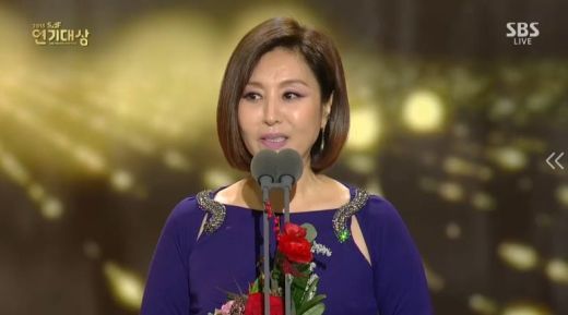 [SBS 연기대상] 최명길, 女 최우수상 “뜻깊은 작품..좋은 세상 기대”