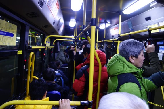 서울시내 심야버스는 일반버스가 끊기는 0시부터 오전 5시까지 운행한다. N26번은 강서와 중랑을 오가며 새벽에 귀가하거나 일터로 나가는 시민들의 발이 되고 있다. 오전 3시인데도 버스는 승객들로 꽉 찼다. 사진=이진혁 수습기자