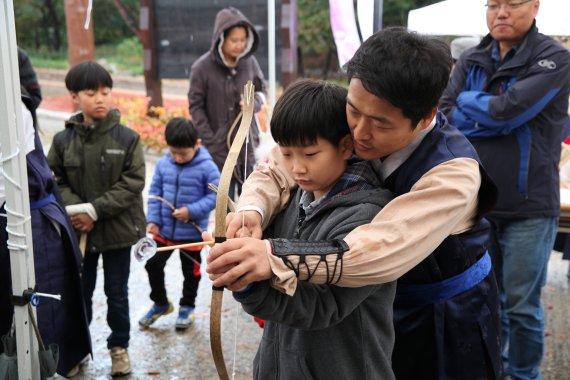 서울 장충동 남산 석호정에서 진행되는 전통 활쏘기 프로그램에서 학생들이 전통 활쏘기를 배우고 있다.