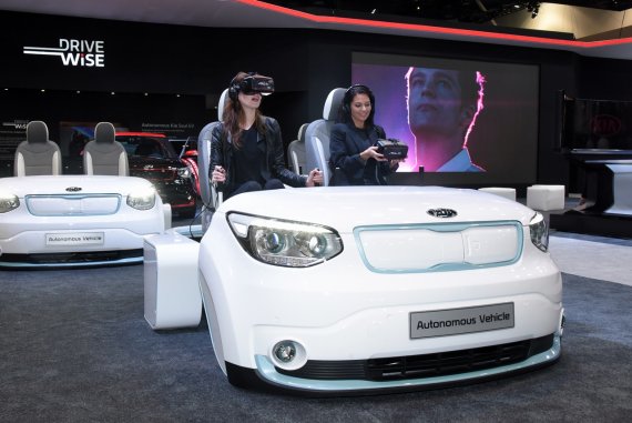 기아차가 6일(현지시간) 미국 라스베가스에서 컨벤션 센터에 마련한 전시장에서 자율주행 가상현실(VR)을 시연하고 있다