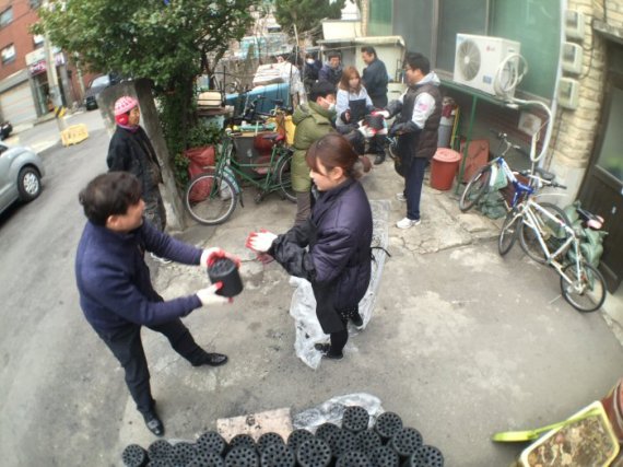 정통삼겹살 전문점 '구이가'를 운영하는 가업FC 임직원들이 지난 6일 서울 신림동 일대 일부 소외계층 가구에 연탄 나눔 봉사를 하고 있다