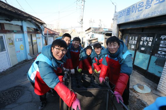 대우건설 신입사원, 중계동 백사마을서 연탄 4000장 전달