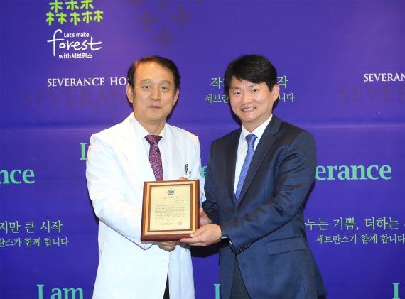 ▲바이오 벤처기업 ㈜라파스는 피부과학 연구의 기술 발전과 글로벌 역량강화를 위한 취지로 연세대학교 의과대학 피부과학교실 및 피부생물학연구소에 발전기금 각 5000만 원씩 총 1억 원을 기부했다. 정남식 의료원장과 정도현 라파스 대표이사(왼쪽부터)가 기념촬영을 하고 있다.