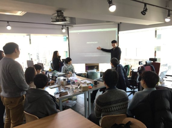 8일 부산대학 거리에 오픈한 청년창업 전용공간 '패스파인더'에서 입주 기업 관계자들이 회의를 하고 있다.
